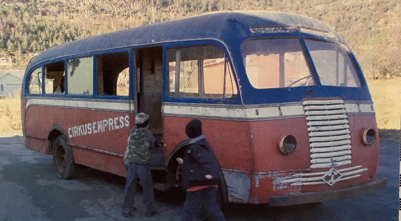 Stilig buss fra etterkrigsårene