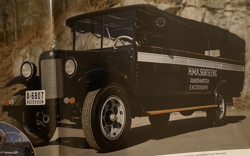Nyrestaurert og tøff gammel turbuss