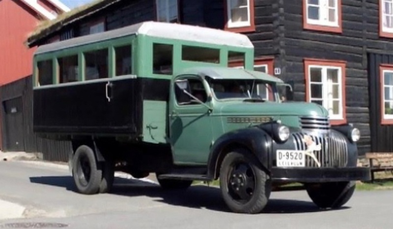 Lastebil med påsatt busskasse