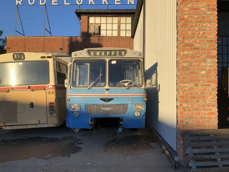 Bussen utenfor sporveismuseets verksted på Fjellhus