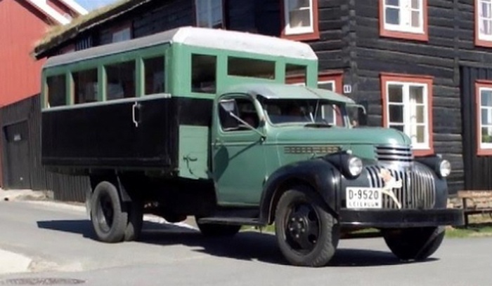 Lastebil med påsatt busskasse